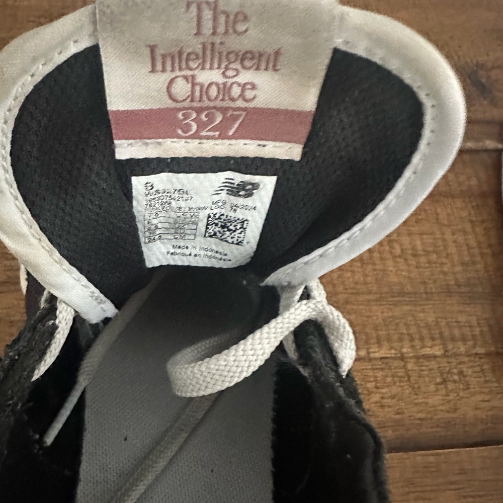 New Balance 327 Black and White Shoes - Picture 4 of 8